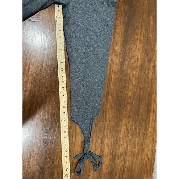 Victoria Secret Leggings Women’s Medium Grey Stirrup Capris - Picture 7 of 7